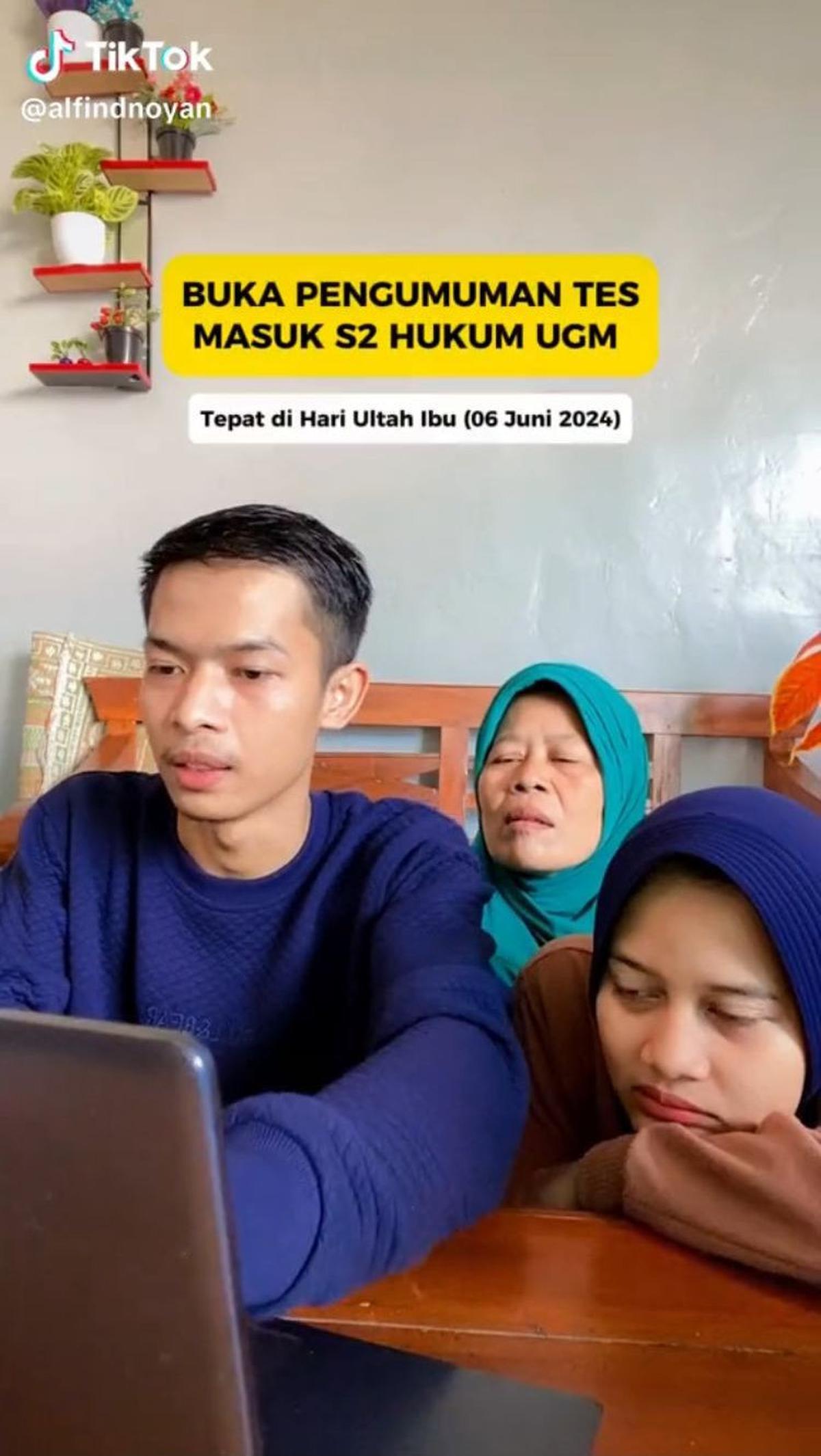 Kini, bertepatan dengan ulang tahun ibunya pada 6 Juni 2024. Pria ini mengajak ibu dan adiknya untuk melihat pengumuman tes masuk S2 Hukum UGM.