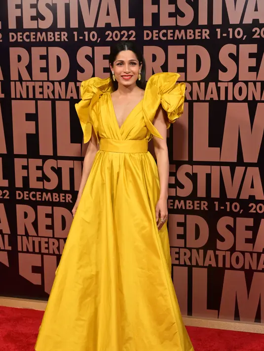 Freida Pinto kenakan dress bernuansa kuning disertai gemerlam anting statement yang menjanjikan. Tampilan gala yang semakin semarak sukses berkat kilauan perhiasan dari Chopard.  [Foto: Chopard]