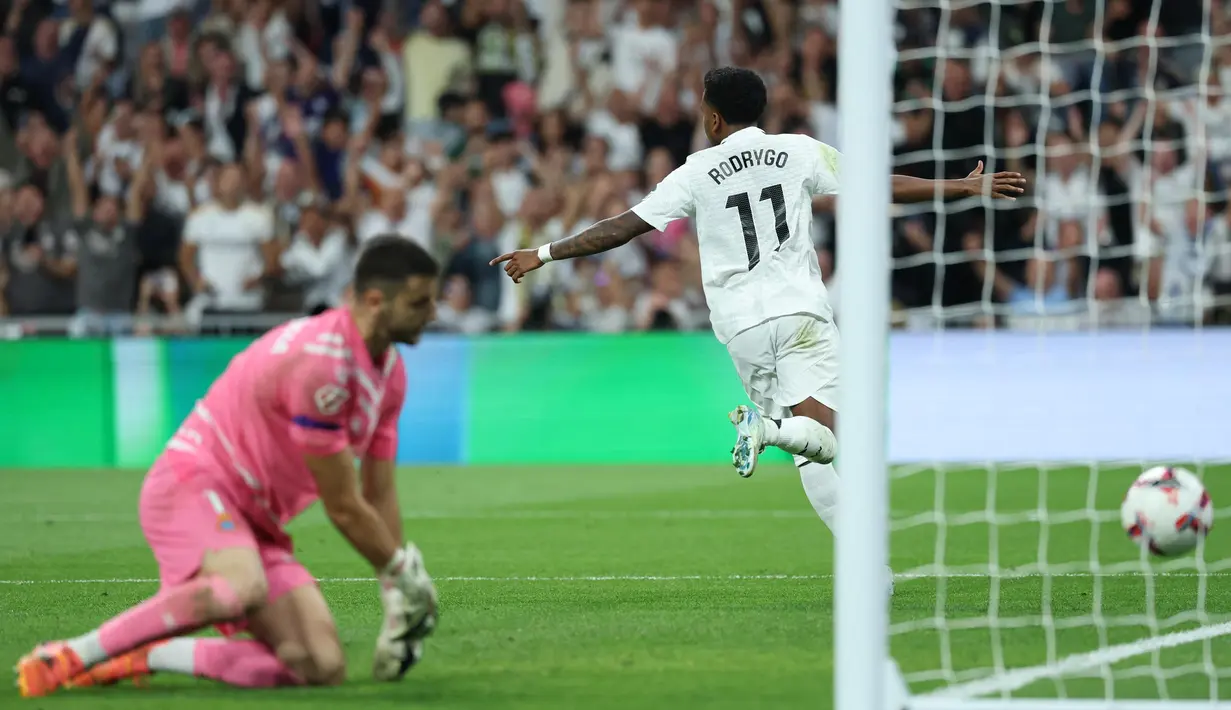 Gol Rodrygo pada menit ke-75 membalik keadaan. Real Madrid unggul 2-1. (Thomas COEX/AFP)