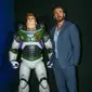 Chris Evans berpose dengan karakter Buzz Lightyear untuk fotografer setibanya untuk pemutaran perdana film 'Lightyear' di London, Inggris, 13 Juni 2022. (Photo by Joel C Ryan/Invision/AP)