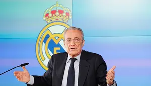 Presiden Real Madrid, Florentino Perez dalam konferensi pers di Madrid, 13 Mei 2026. (AP Photo/Bernat Armangue)