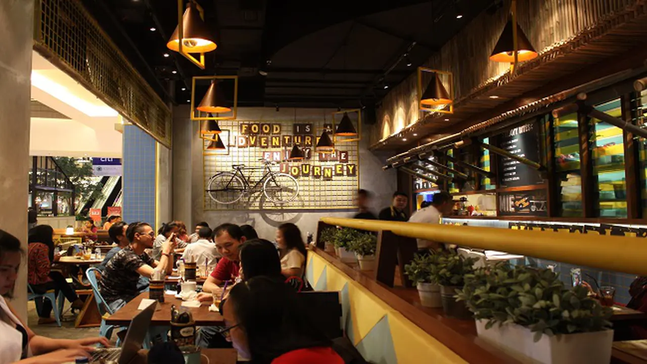 Suasana kafe "The People's" dengan nuansa warung dan bambu cocok jadi tempat nongkrong.