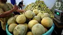 Seiring meningkatnya permintaan buah segar, pedagang berharap penjualan mereka terus stabil hingga mendekati Hari Raya Idul Fitri. (Liputan6.com/Angga Yuniar)