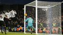 Proses terjadinya gol yang dicetak bek Everton, Ramiro Funes Mori, ke gawang Chelsea. Dengan hasil imbang ini Chelsea semakin sulit menembus papan atas Liga Inggris. (Reuters/John Sibley)