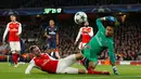 Kiper PSG, Alphonse Areola, menghalau bola serangan pemain Arsenal, Aaron Ramsey pada pertandingan kelima Grup A Liga Champions di Stadion Emirates, Rabu (23/11/2016). (Action Images via Reuters/John Sibley)