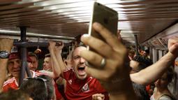 Hal ini sontak membuat para penumpang lainnya memilih turun di stasiun terdekat karena merasa terganggu. (Bola.com/Vitalis Yogi Trisna)