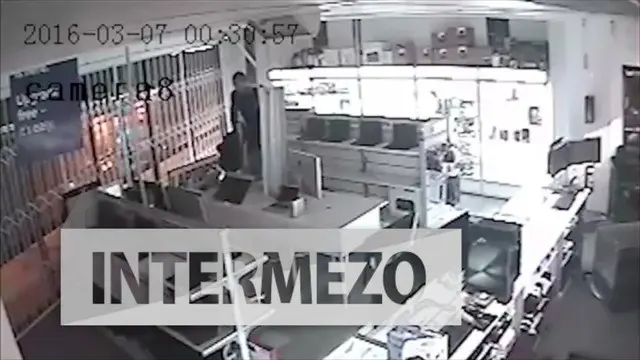 Ia terpeleset dan sepatunya hilang saat mencuri sebuah monitor di dalam sebuah toko.