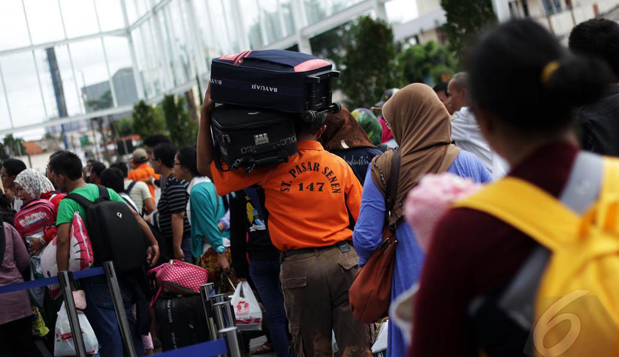 Para calon penumpang KA membawa barang bawaan, seperti tas koper besar di Stasiun Senen, Jakarta. Foto diambil pada Senin (29/12/2014). (Liputan6.com/Faizal Fanani)