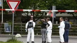 Sejumlah petugas berada di lokasi penikaman di stasiun kereta komuter S-Bah di Grafing, Munich, Jerman selatan, Selasa (10/5). Menurut keterangan, seorang pria telah ditangkap dan petugas sedang bekerja untuk mengidentifikasinya. (REUTERS/Michaela Rehle)