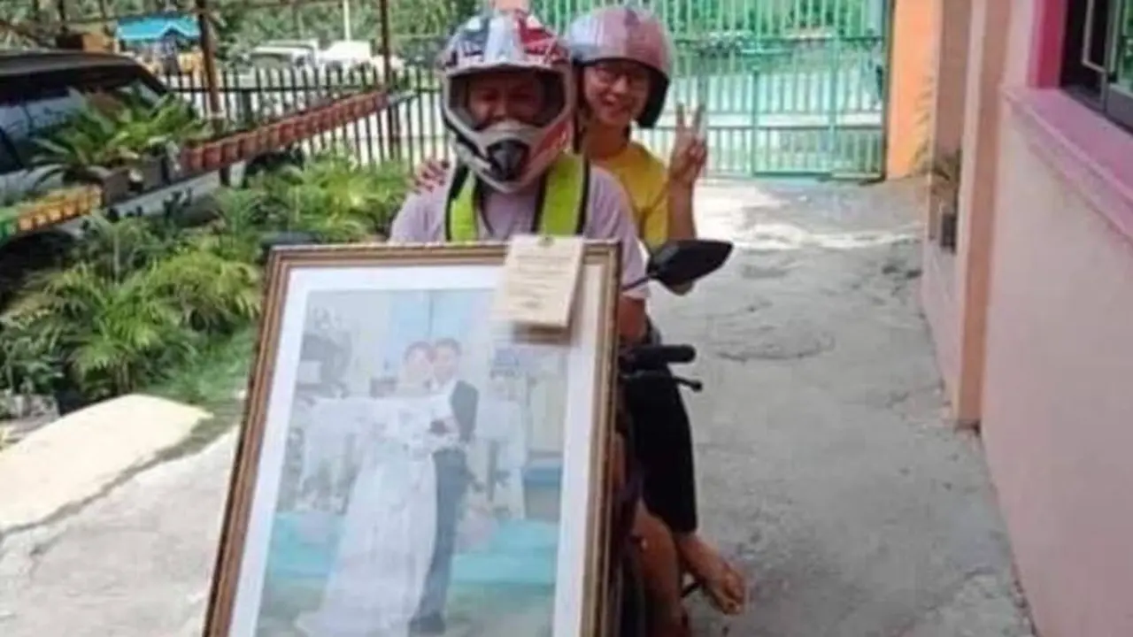 Demi Protokol Kesehatan, Para Pengendara Motor Ini Pasang Foto Nikah di Motor