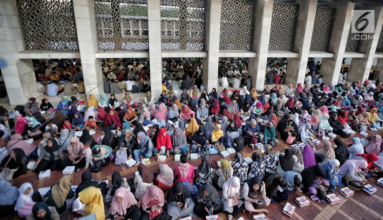 Umat muslim menunggu azan magrib saat mengikuti buka puasa bersama di Masjid Istiqlal, Jakarta, Senin (6/5/2019). Banyaknya umat muslim yang datang menyebabkan sebagian di antaranya harus duduk di luar mesjid. (Liputan6.com/Faizal Fanani)