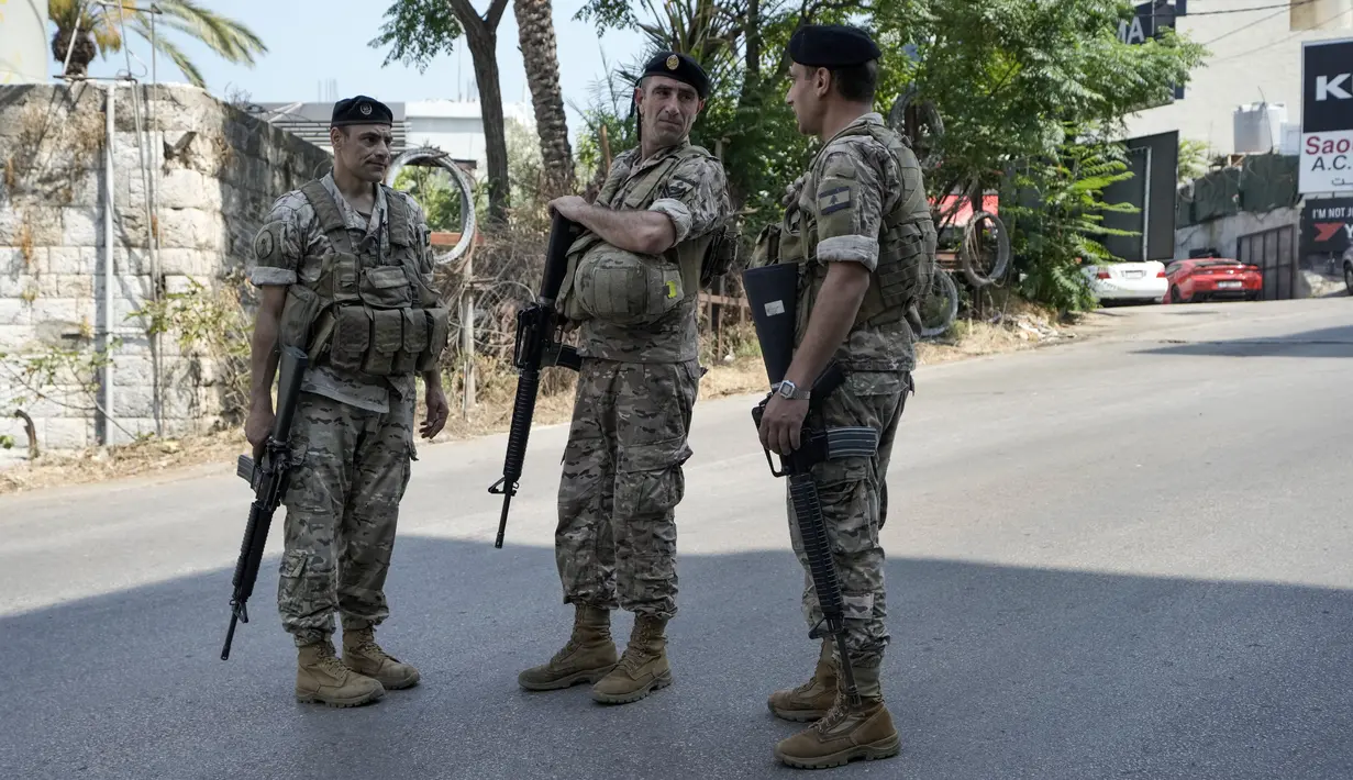 Petugas keamanan Lebanon berjaga di jalan menuju Kedutaan Besar Amerika Serikat (AS) di Aukar, pinggiran utara Beirut, Rabu (5/6/2024). (AP Photo/Bilal Hussein)