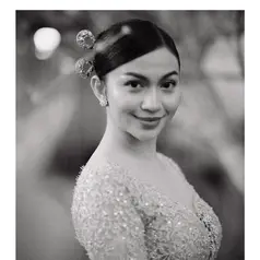 Ariel Tatum menghadiri resepsi di Pura Mangkunegaran memakai kebaya 'Rangkai Mawar' rancangan Didiet Maulana, dipadu kain sogan (@arieltatum)