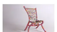 Aneka warna yang menghiasi kursi ini membuatnya terlihat sangat cantik dibandingkan kursi pada umumnya. 
