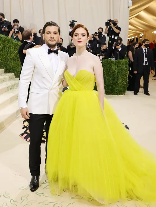 Tampil glamor dengan gaun tutu bernuansa kuning disertai akesn lipit pada area dada, menambah kesan luar biasa yang nyata paa perhelatan spesial. (Foto: Instagram/ Oscar de la Renta).