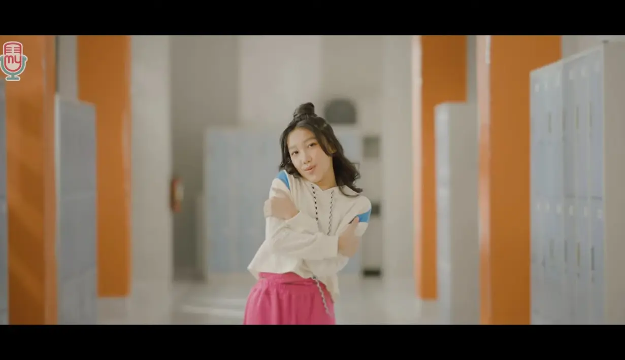 Di usianya yang masih 10 tahun, ia merilis single berjudul Peace Peace Peace yang fun. [YouTube My Music Records]