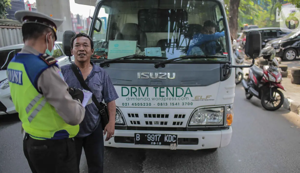 Polisi lalu lintas melakukan tilang terhadap pengemudi truk saat Operasi Zebra Jaya 2019 di Jalan Boulevard Gading Raya, Jakarta, Kamis (24/10/2019). Polda Metro Jaya menggelar Operasi Zebra Jaya hingga 5 November mendatang guna menekan pelanggaran lalu lintas. (Liputan6.com/Faizal Fanani)