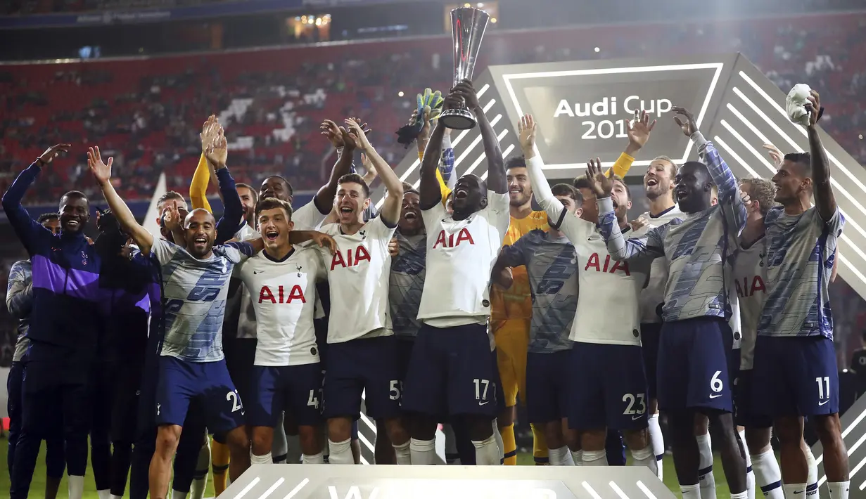 Gelandang Tottenham Hotspur, Moussa Sissoko bersama rekan-rekannya merayakan kemenangan meraih piala Audi Cup 2019 dalam pertandingan final di Alianz Arena, Jerman (1/7/2019). Tottenham menang atas Bayern Muenchen lewat adu penalti 6-5 (2-2). (AP Photo/Matthias Schrader)