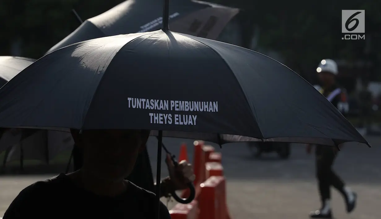Jaringan Solidaritas Korban untuk Keadilan (JSKK) menggelar aksi Kamisan di depan Istana Merdeka, Jakarta, Kamis (20/12). JSKK menuntut Presiden Joko Widodo segera menyelesaikan berbagai pelanggaran HAM berat di Indonesia. (Liputan6.com/Immanuel Antonius)
