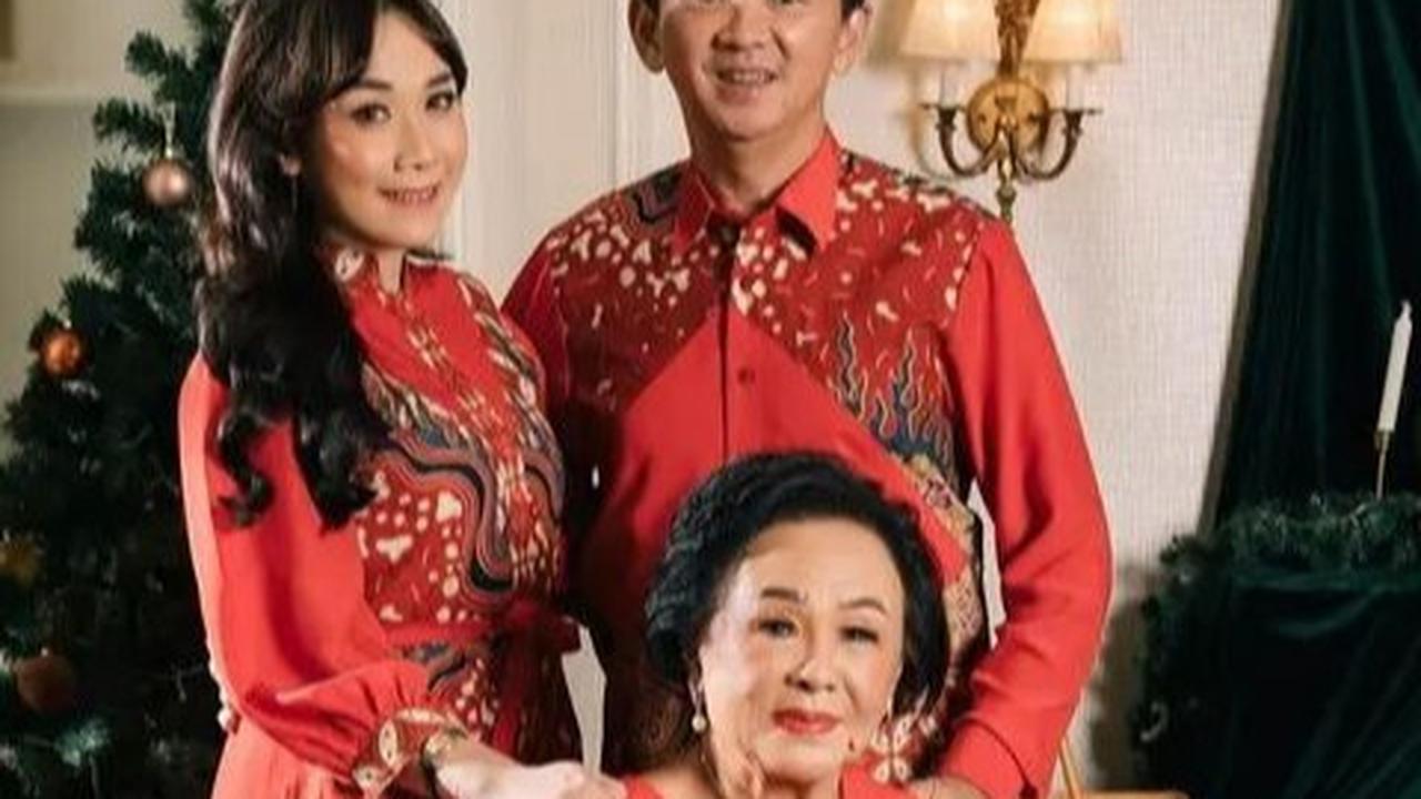 Potret Ahok tengah menikmati keindahan Sumba bersama Puput Nastiti ini berhasil mencari sorotan. Berbagai komentar pun membanjiri unggahan tersebut. <br>