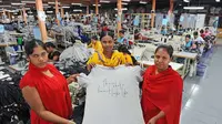 Membuat baju feminis seharga 70 dolar, para perempuan ini hanya dibayar 1 dolar perjam. (foto: http://www.dailymail.co.uk/)