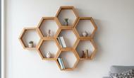 Rak Kayu Hexagonal adalah salah satu desain rak dinding untuk rumah mungil  (Gemini AI)