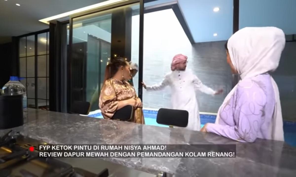 5 Potret Mewah Dapur Nisya Ahmad, Konsep Open Space di Samping Kolam Renang - Elegan dengan Sentuhan Warna Emas