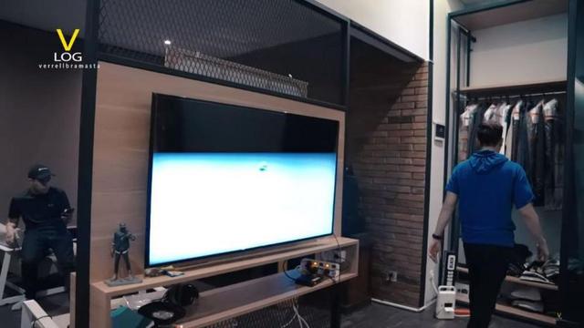Potret rumah seleb dengan gaya industrial (Sumber: YouTube/@Verrel Bramasta)