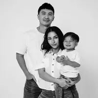 Potret hitam putih yang memikat dari keluarga kecil Nikita Willy. Di sini Nikita, suami, dan anaknya tampil seragam mengenakan atasan putih dan celana jeans. [Foto: Instagram/nikitawillyofficial94]