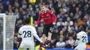Bek Manchester United, Luke Shaw menyundul bola saat bertanding melawan Leeds United selama pertandingan lanjutan Liga Premier Inggris di Elland Road, Leeds, Inggris, Minggu (12/2/2023). MU menang atas Leeds dengan skor 2-0. (AP Photo/Jon Super)