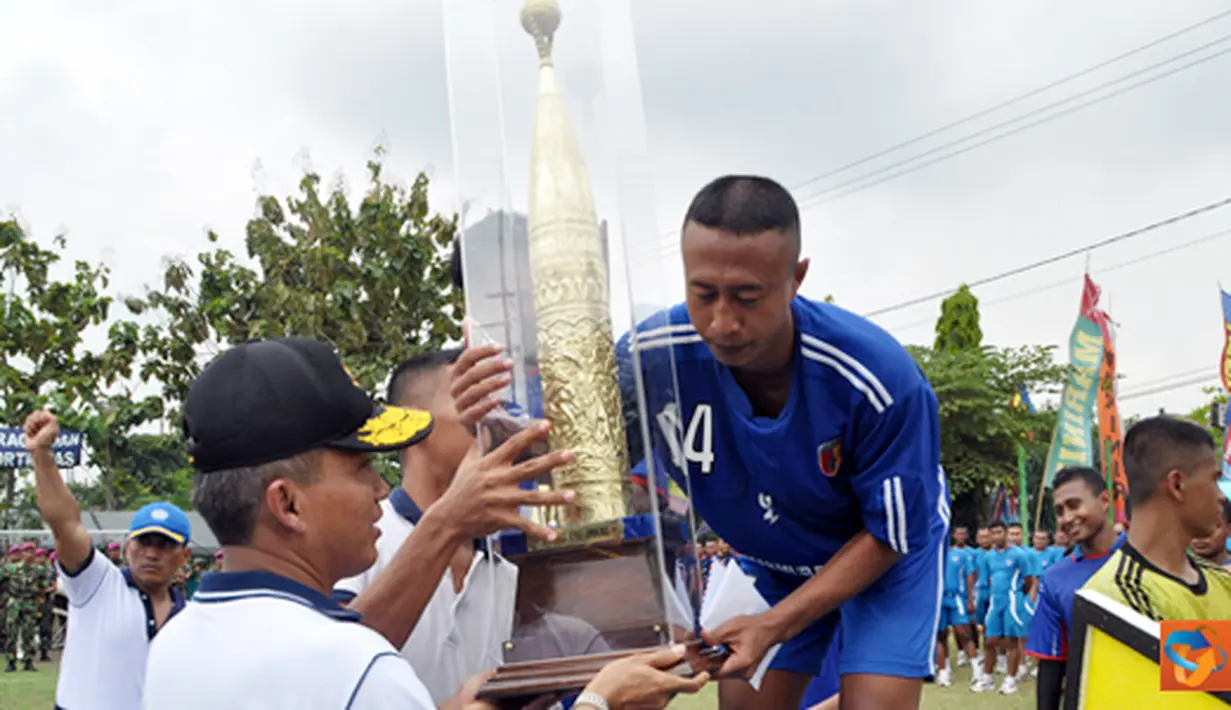 Citizen6, Karangpilang: Komandan Pasmar-1 Brigadir Jenderal TNI (Mar) Tommy Basari Natanegara secara resmi menutup Turnamen Futsal antar TNI/Polri se-Surabaya pada, Selasa, (8/5). (Pengirim: Budi Abdillah)

