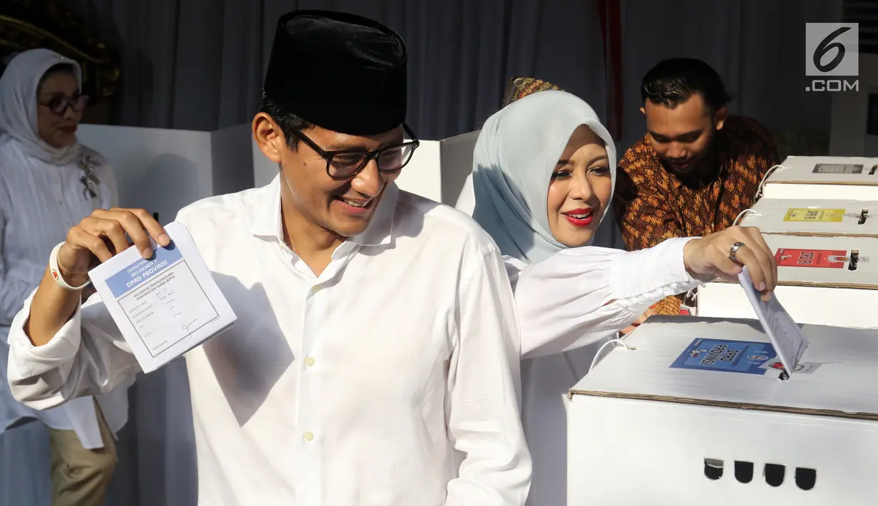 Calon Wakil Presiden nomor urut 02 Sandiaga Uno bersama istri Nur Asia Uno memasukkan surat suara ke dalam kotak seusai melakukan  pencoblosan di TPS 002 Selong, Kebayoran Baru, Jakarta Selatan, Rabu (17/4). Sandiaga Uno menggunakan hak pilihnya dalam Pemilu 2019. (Liputan6.com/Johan Tallo)