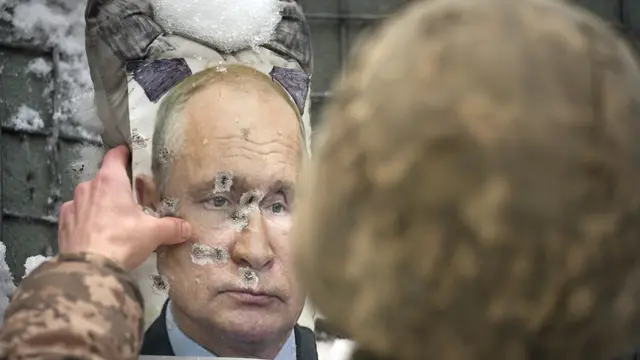 Patung penuh peluru dari Presiden Rusia Vladimir Putin