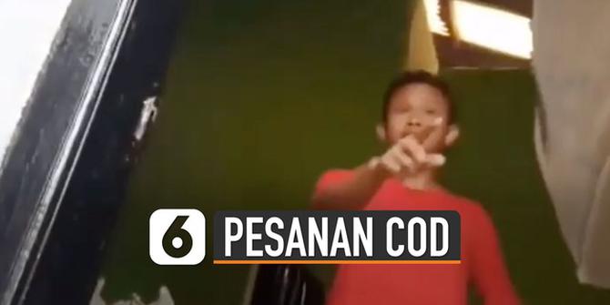 VIDEO: Ulah Pria Buka Barang COD Ini Bikin Kurir Geregetan