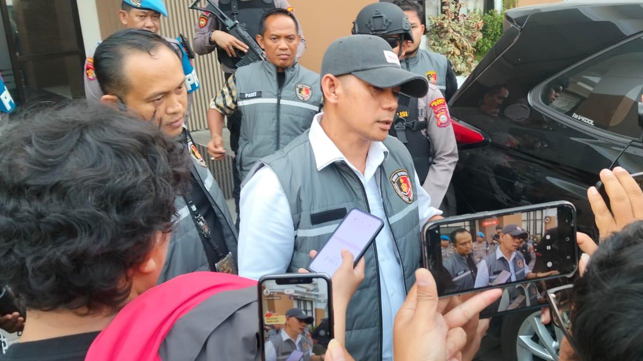 Polisi menggeledah lima lokasi terkait penyelidikan dugaan korupsi seragam sekolah di Pemkab Gowa di Kantor Bupati Gowa, Kamis (30/7). (merdeka.com/Fajar Ihwan).
