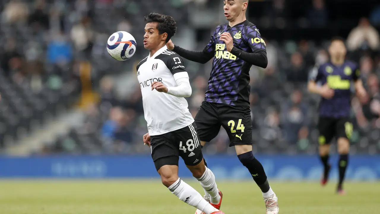 Aksi pemain Fulham Fabio Carvalho