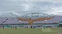 Koreografi suporter PSS Sleman pada partai pembuka  Piala Presiden 2017 di Stadion Maguwoharjo, Sleman, Sabtu (4/2/2017). (Bola.com/Nicklas Hanoatubun)
