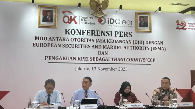 Konferensi pers MoU antara OJK dan European Securities and Market Authority (ESMA) dan KPEI sebagai third country CCP, Senin (13/11/2023). (Foto: Liputan6.com/Elga N)