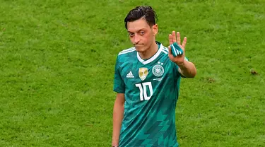 Mesut Ozil memutuskan gantung sepatu pada usia 34 tahun, Rabu (22/3/2023), atau sehari sebelum Ramadhan 2023. (Photo by Luis Acosta / AFP)