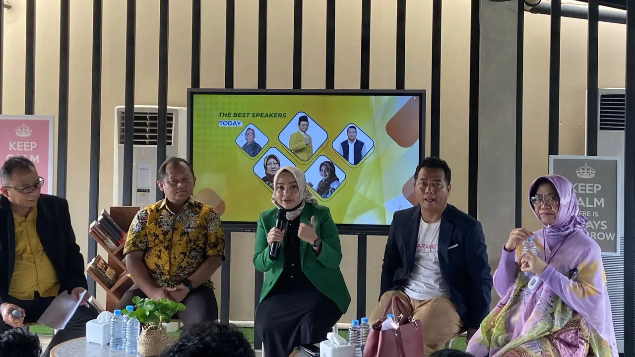 Direktur Eksekutif Parameter Politik Indonesia, Adi Prayitno (kedua dari kanan), tidak menyangkal adanya anggapan Koalisi Indonesia Bersatu (KIB) dibentuk dengan tujuan pragmatis untuk Pemilu 2024  (Liputan6.com/Muhammad Radityo Priyasmoro)
