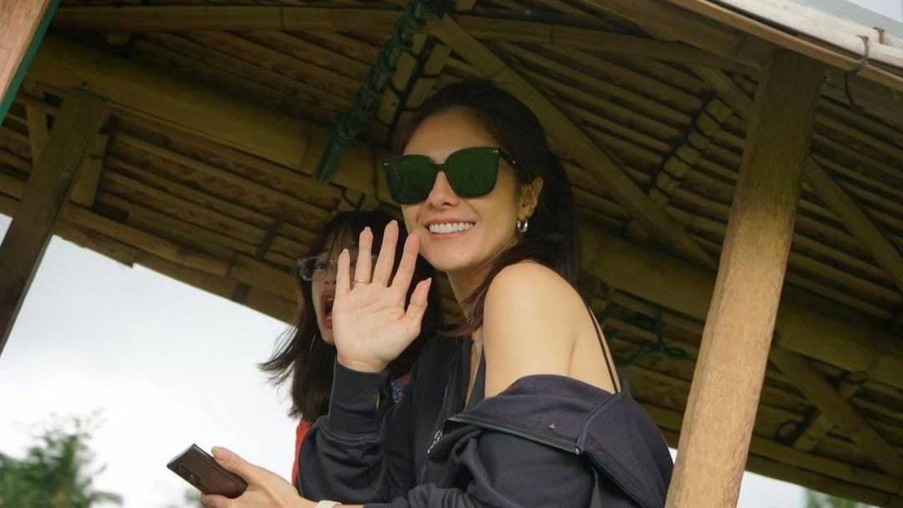 Artis cantik, Sri Wulandari Lorraine Joko Guritno ataau lebih dikenal dengan nama Wulan Guritno kini sedang berada di Yogyakartaa. Ia menikmati liburan dengan pengalaman yang sangat berbeda.