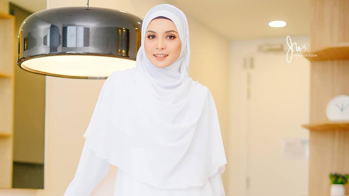 Ide Baju Lebaran 2025 Warna Putih, Ciptakan Kesan Anggun dan Elegan