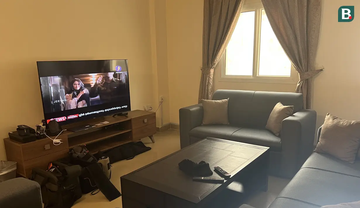 Sedangkan fasilitas hiburan yang disediakan adalah TV layar datar ukuran 55 inch lengkap dengan ruang tamu yang nyaman dan lega. (Bola.com/Ade Yusuf Satria)