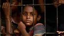 Anak-anak pengungsi Rohingya menunggu di pusat penampungan sementara bekas kantor Imigrasi Punteuet di Lhokseumawe, Aceh Utara (26/6/2020). Hampir 100 pencari suaka Rohingya yang terdampar di lepas pantai Aceh pada (25/6/2020) lalu. (AFP Photo/CHAIDEER MAHYUDDIN)