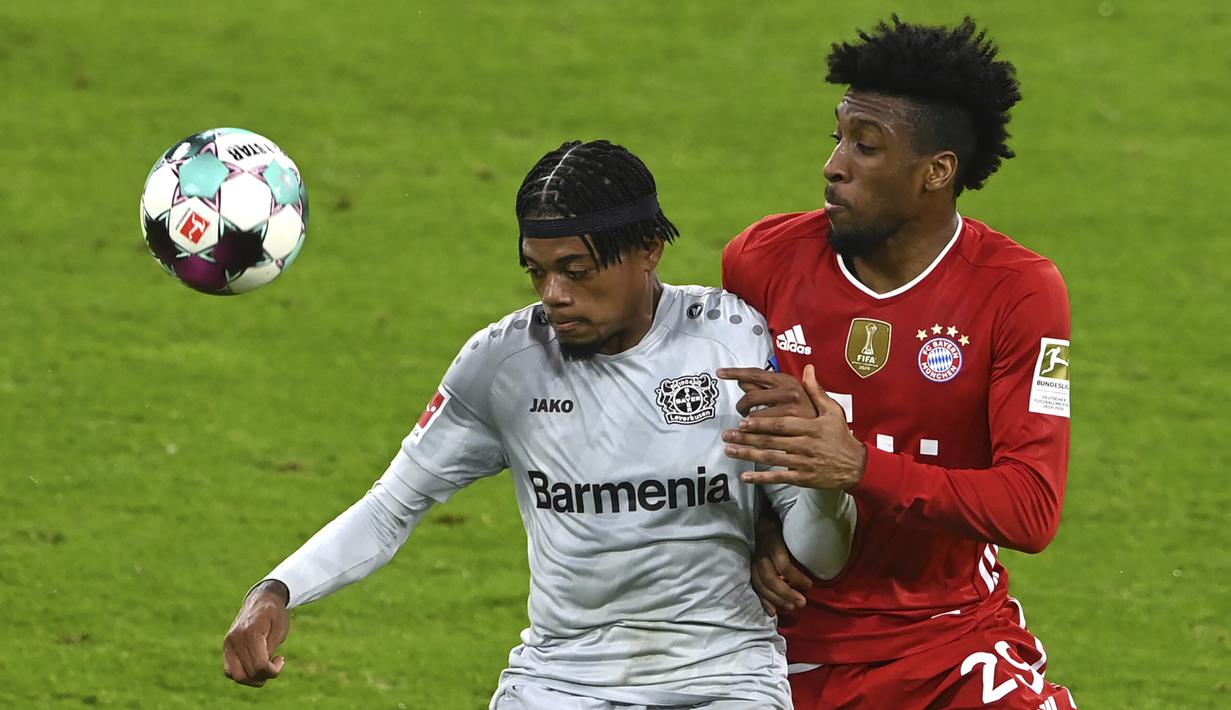 Gelandang Bayern Leverkusen, Leon Bailey (kiri) mengontrol bola dibayangi striker Bayern Munich, Kingsley Coman dalam laga lanjutan Liga Jerman 2020/2021 pekan ke-30 di Allianz Arena, Munich, Selasa (20/4/2021). Leverkusen kalah 0-2 dari Bayern Munich. (AP/Christof Stache/Pool)