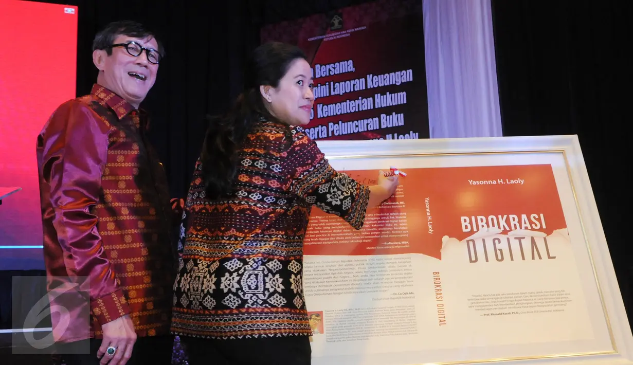 Menkumham Yassona Laoly (kiri) dan Menko PMK Puan Maharani menandatangani plakat buku Birokrasi Digital dalam peluncurannya di Jakarta, Senin (13/6). Buku tersebut ditulis oleh Menteri Yassona Laoly. (Liputan6.com/Helmi Afandi)