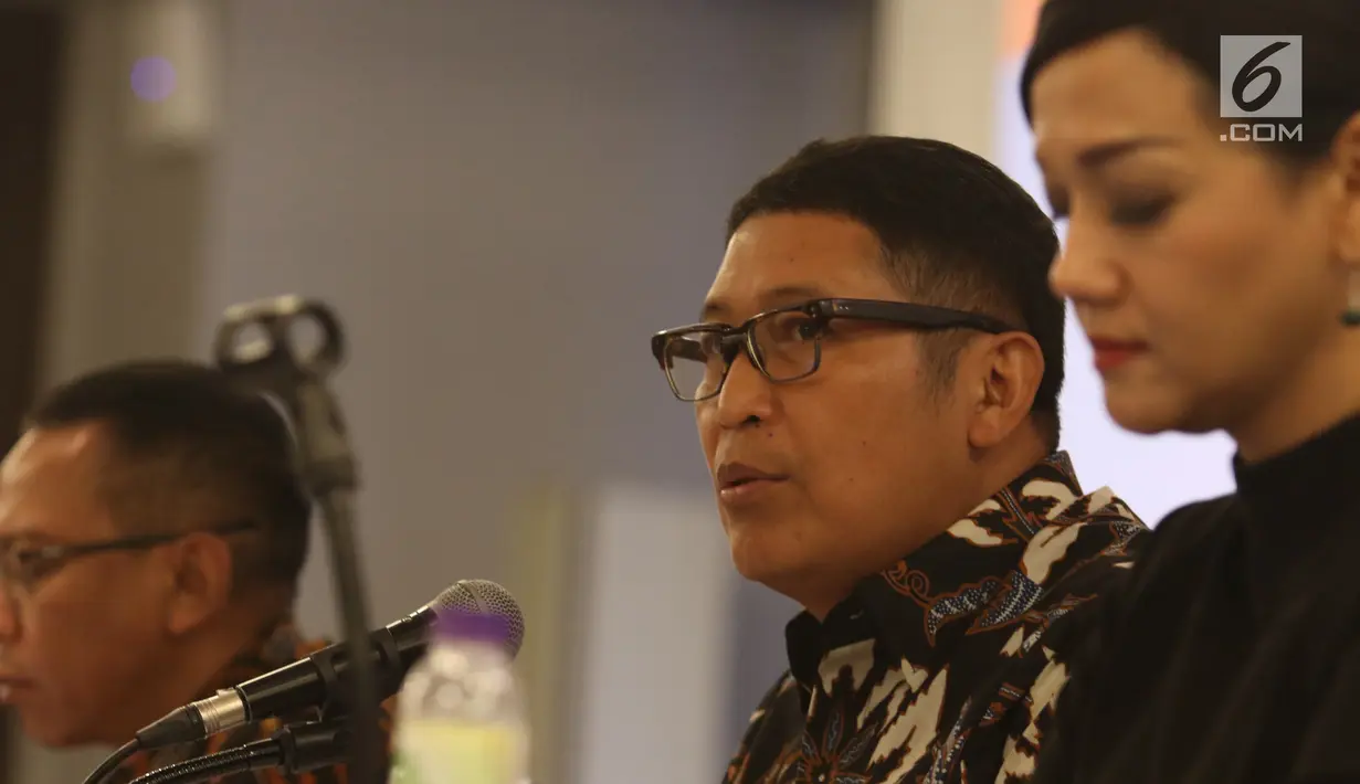 Direktur Utama BEI Inarno Djajadi (tengah) memamarkan penutupan perdagangan Bursa Efek Indonesia (BEI) di Jakarta, Jumat (28/12). Inarno menuturkan perusahaan tercatat tahun ini juga menembus 600 emiten. (Liputan6.com/Angga Yuniar)