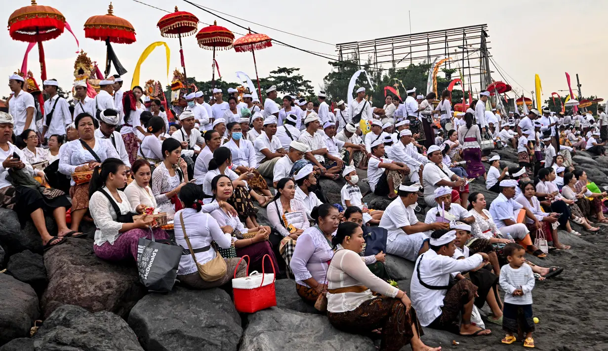 Upacara Melasti biasanya dilakukan di dekat pantai atau sungai, karena air dipercaya memiliki kekuatan untuk memurnikan dan membersihkan. (Sonny TUMBELAKA/AFP)