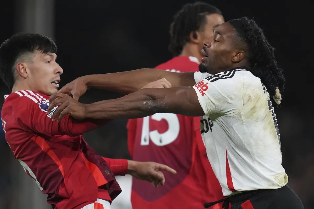 Foto: Lisandro Martinez Curi Poin dari Markas Fulham di Liga Inggris, Lesatkan Gol Sematawayang untuk MU