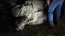 Para pekerja memindahkan monumen untuk Catherine II yang juga dikenal sebagai "Monumen Pendiri Odesa" di Odesa, Ukraina, Kamis, 29 Desember 2022. Keputusan untuk membongkar monumen yang terdiri dari patung Permaisuri Rusia Catherine II dan rekannya dibuat baru-baru ini oleh penduduk Odesa melalui pemungutan suara elektronik. (AP Photo/LIBKOS)